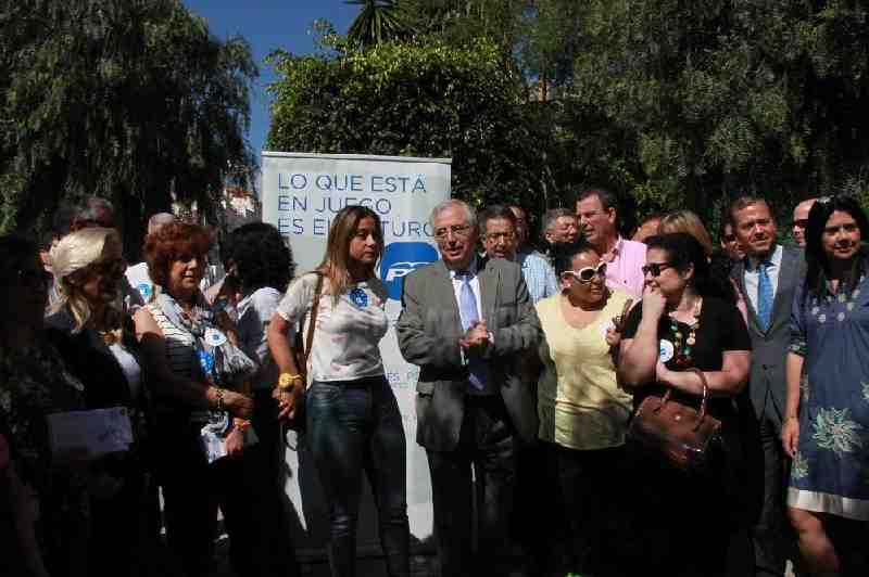 La candidata popular junto a Juan José Imbroda y el resto de la caravana popular