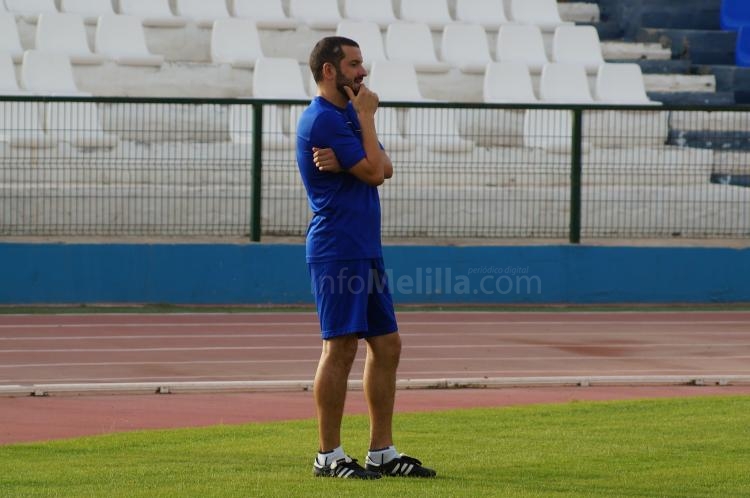 Fernando Currás visualizando el primer entreno de la pretemporada