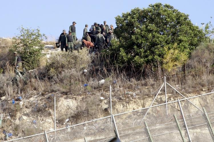 Unos 400 inmigrantes protagonizan un nuevo intento de asalto a la valla de Melilla, aunque ninguno lo consigue