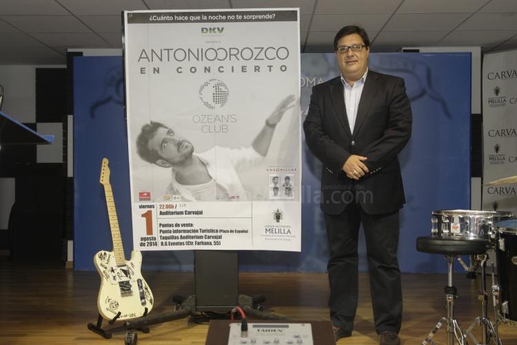 Díaz junto al cartel anunciador del concierto