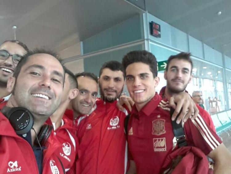 Los del Melilla Voleibol con Marc Bartra