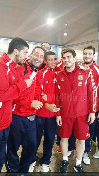 Jugadores del Melilla Voleibol con Iker Casillas en Vigo