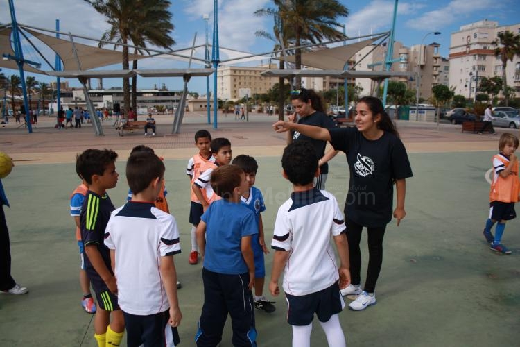 Una decena de alumnos del Campus UGR Melilla hacen prácticas con la Escuela de Fútbol de la Fundación de la FMF