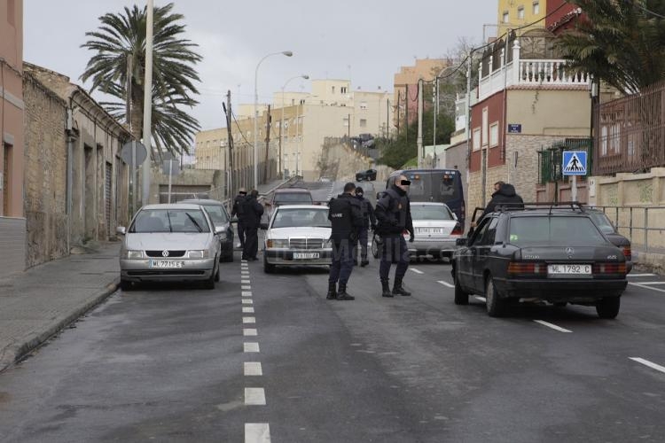 La Policía Nacional despliega un amplio dispositivo policial en La Cañada para localizar a los protagonistas de los disturbios