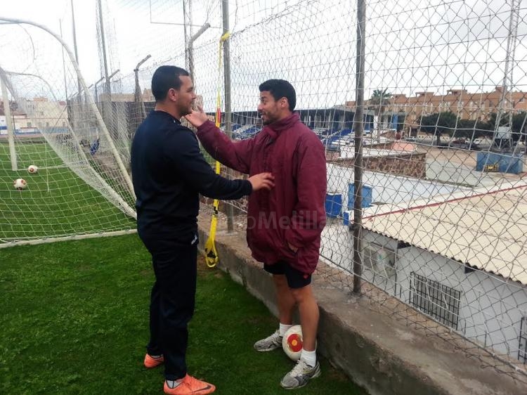 Sufian conversando con uno de los ayudantes del entrenador, Mohamed