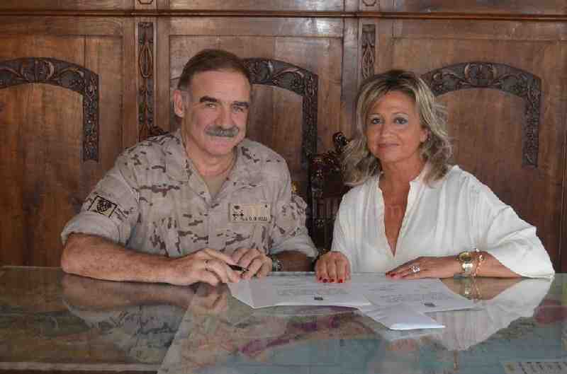 La COMGEMEL entrega a la Conferencia de San Vicente de Paul los 2.100 euros recaudados en la cena benéfica celebrada en la Feria