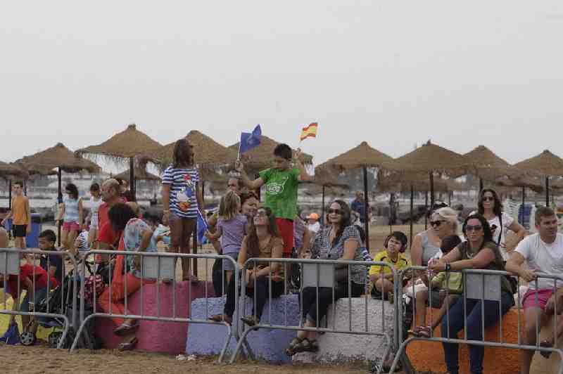 La Patrulla Acrobática Paracaidista del Ejercito del Aire abre los actos del Día de Melilla con una exhibición de saltos en la playa de Los Cárabos