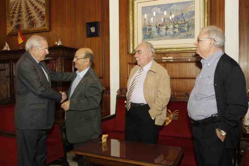 FEAVEME entrega al Presidente de la Ciudad su Insignia de Oro