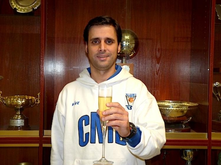 Alejandro Acoba, técnico como saben de Club Melilla Baloncesto felicitando estas fiestas a la afició