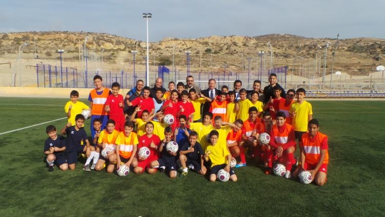 La Consejería de Deportes inculca a través del fútbol valores positivos a un centenar de jóvenes de la Cañada