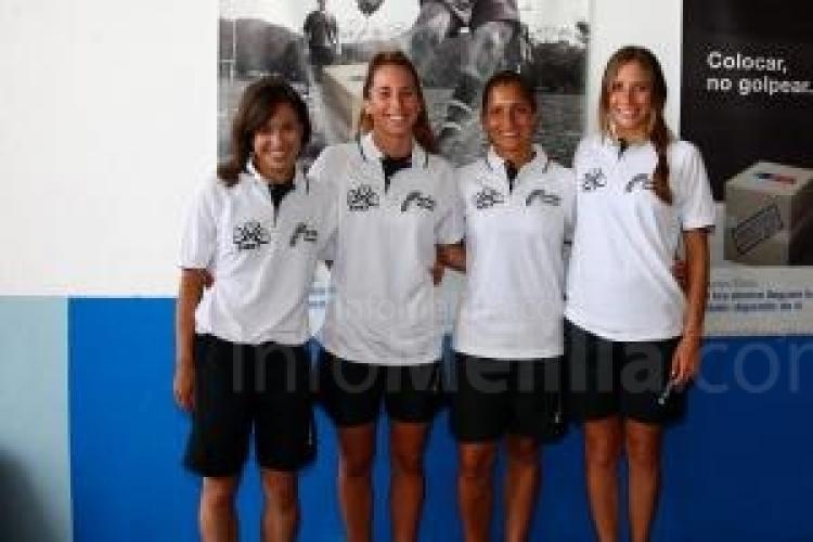 Rebeca de Juan -primera de la derecha- junto a sus compañeras de equipo
