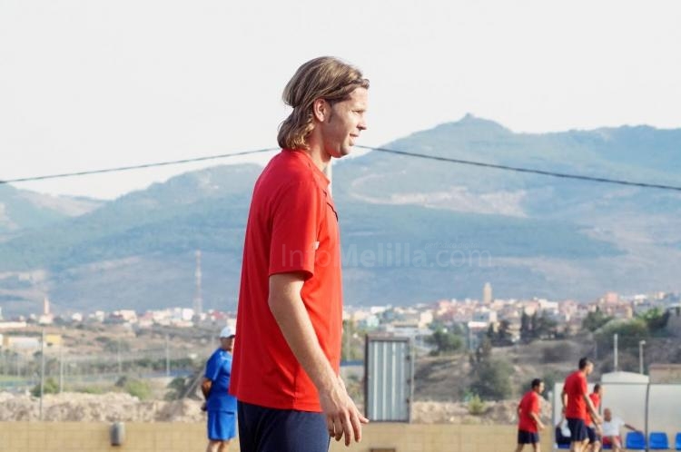 David Sánchez sudando ya la camiseta de entrenamiento azulina