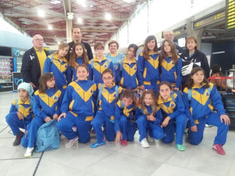 El combinado alevín femenino de la Ciudad Autónoma de Melilla en el aeropuerto