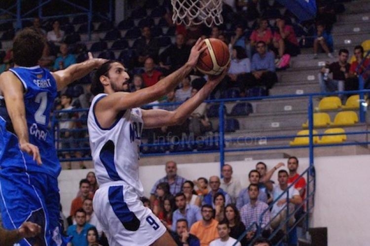 El jugador griego Tsiaras, máximo anotador del partido con 19 puntos