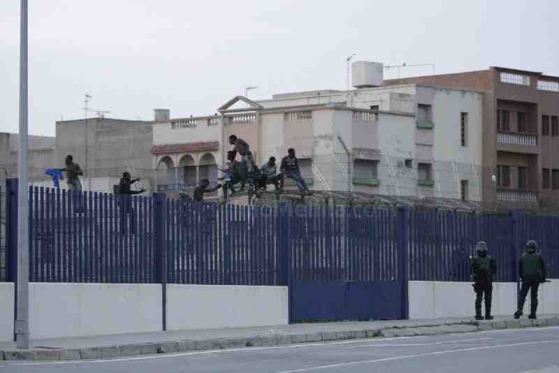Los subsaharianos que trataron de entrar en Melilla son trasladados a Rabat