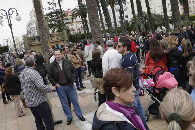 Unos 200 ciudadanos se concentra para pedir un futuro mejor para Melilla