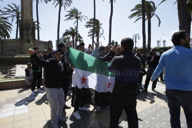 Una treintena de sirios se concentran en Melilla por su situación en el CETI