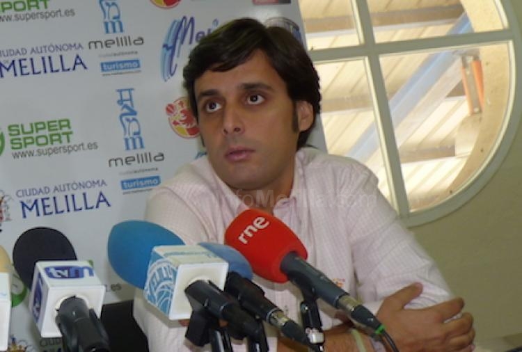 Alejandro Alcoba dirigirá otra temporada más a Melilla Baloncesto
