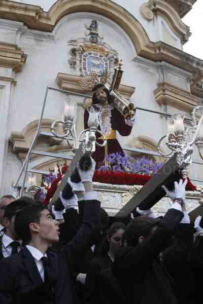 El lento y acompasado caminar del Nazareno de Melilla inunda la noche del Miércoles Santo