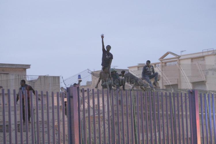 Una decena de inmigrantes sortea la valla de Melilla tras una agitada madrugada con 800 subsaharianos intentando entrar