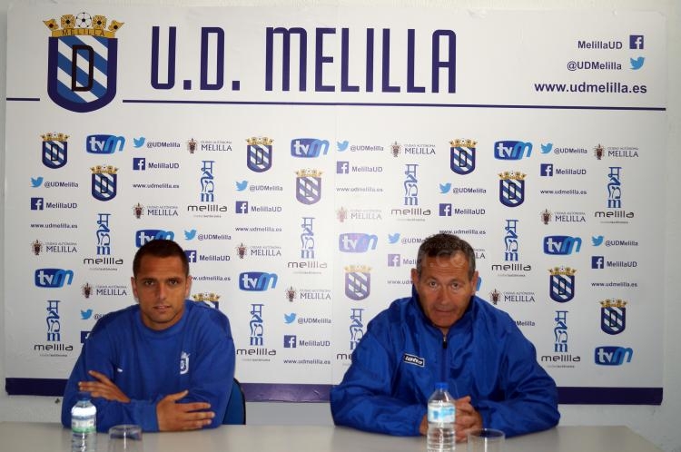 Manolo y su técnico, Juan Moya en comparecencia en rueda deprensa
