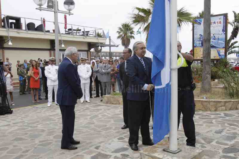 El puerto deportivo luce desde hoy la bandera azul que reconoce la calidad de sus instalaciones y su respeto al medio ambiente