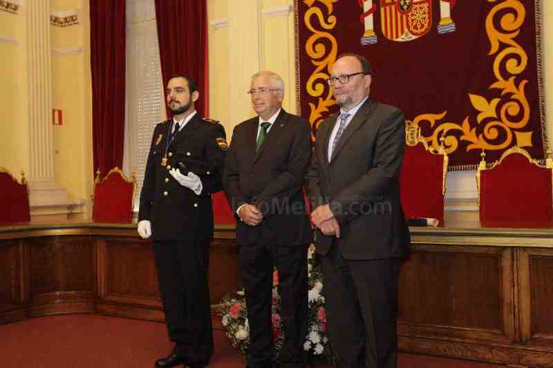 El Presidente de la Ciudad junto a los distinguidos por la Medalla de Oro de Melilla
