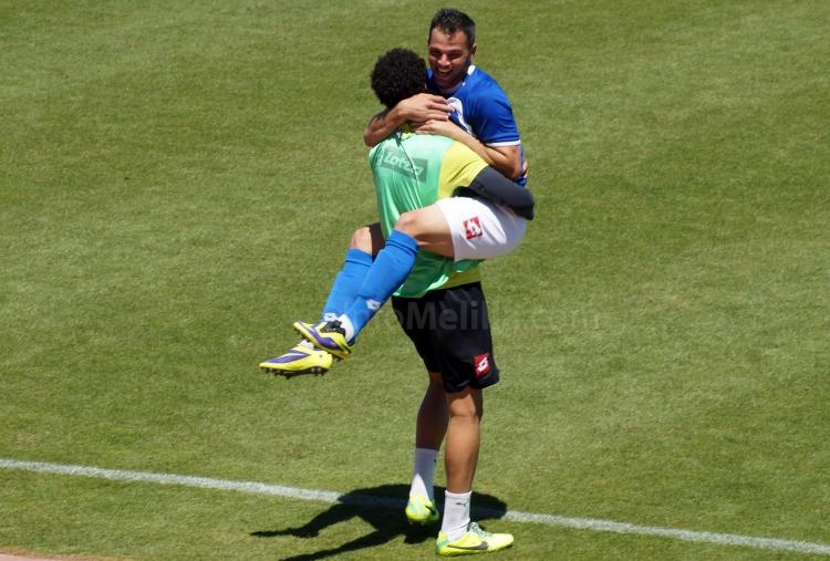 En la celebración del gol, abrazándose a su compañero Munir