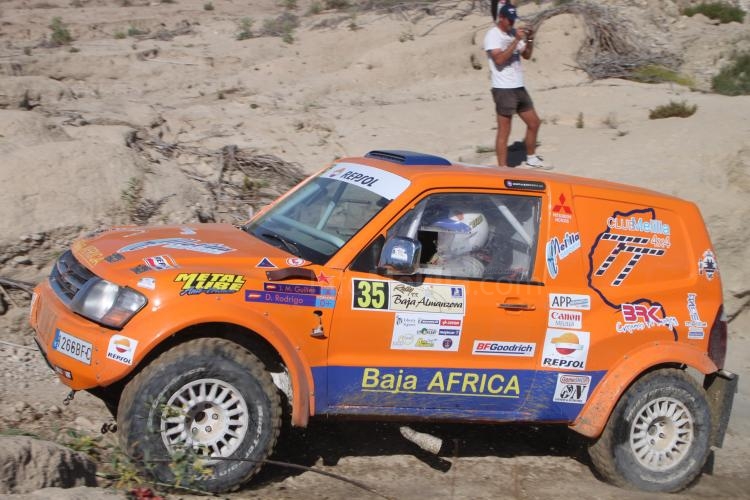 Motor: Dos coches de la escudería Club "Melilla 4x4" en la Baja Andalucía-África