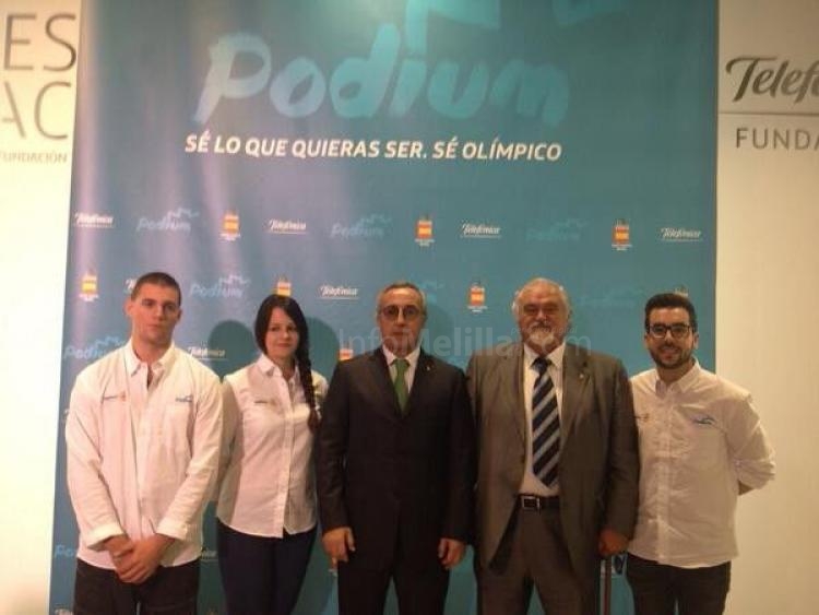 El tirador melillense Carlos Madolell -primero de la izquierda- con las distintas autoridades