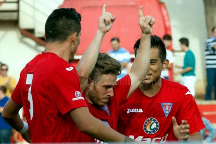 Jugadores de La Roda en plena celebración de un gol