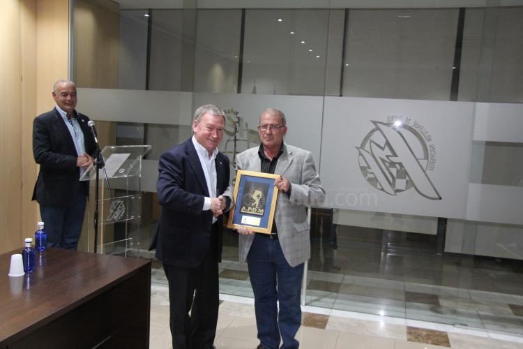 La APDM obsequia con una metopa al ex-seleccionador nacional de fútbol, Javier Clemente con motivo de su visita a nuestra Ciudad