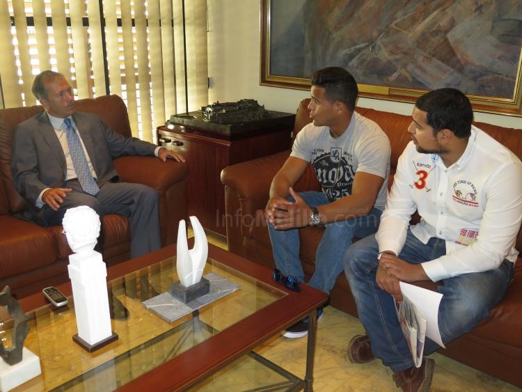 Yusef durante la visita a la Ciudad con el responsable de deportes, Miguel Marín