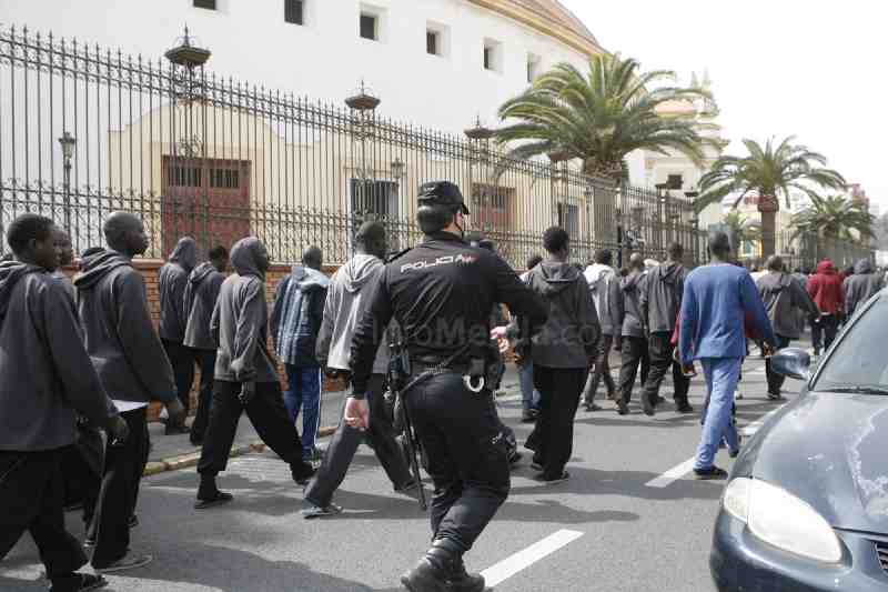 Decenas de subsaharianos han acudido a la Jefatura Policía de Melilla para ser reseñados