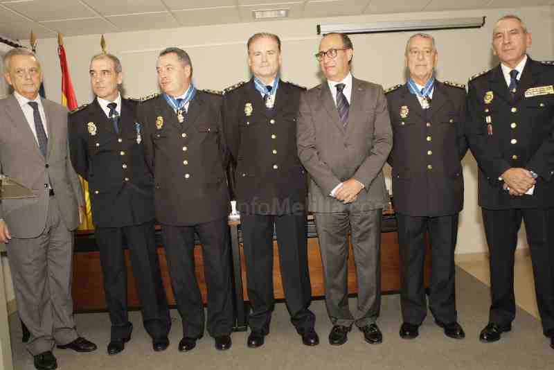 La Policía Nacional entrega las condecoraciones a la Orden del Mérito Civil a cuatro miembros de la Jefatura de Melilla