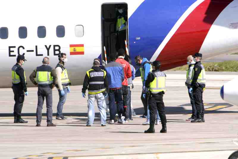 Sale de Melilla un primer grupo de inmigrantes hacia centros de la península