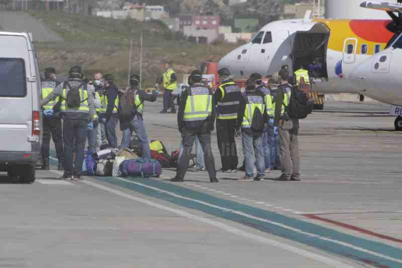 Trasladan a otros 60 inmigrantes desde Melilla a centros de la península