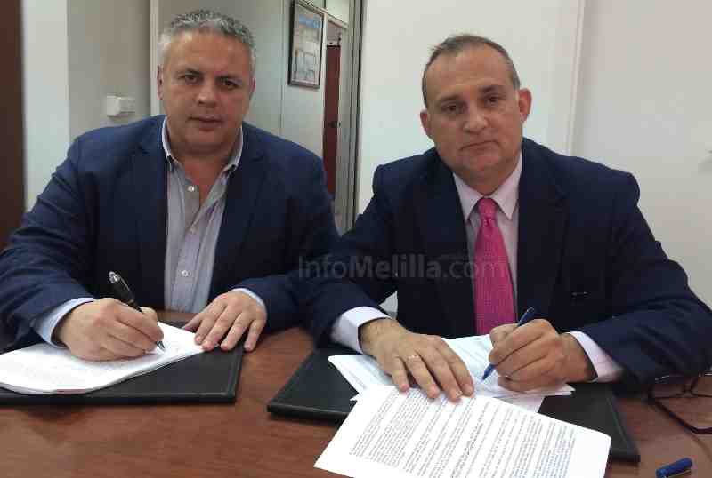 Andrade y Lence durante la firma del contrato