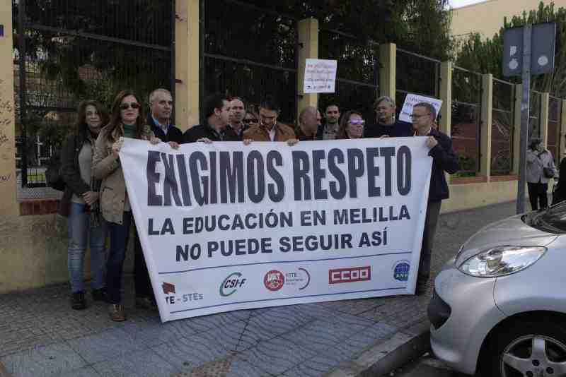 Los profesores de secundaria se concentran a las puertas del Leopoldo Queipo para pedir "respeto" al MECD