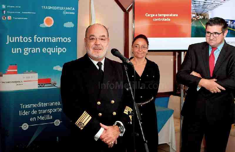 Gregorio Urbistondo, capitán del buque Juan J. Sister; Carmen Aragón, directora de Carga de Trasmedi