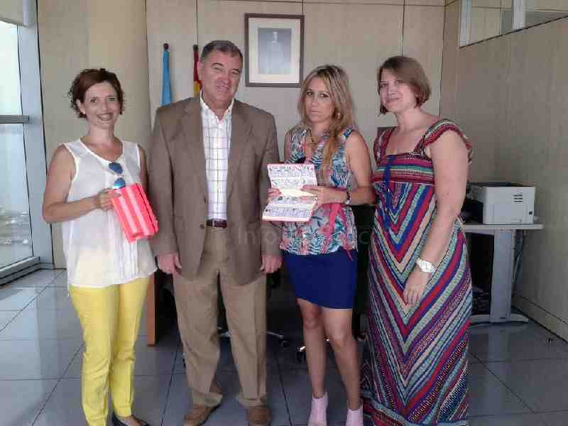 La entrega de la guía se ha llevado a cabo en el marco de un encuentro entre TEAMA y Robles