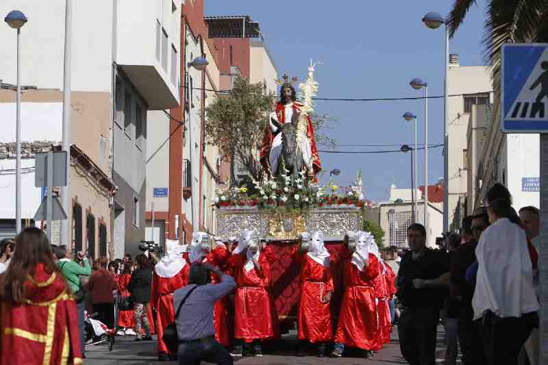 La Pollinica y Nuestra Señora de Gracia y Esperanza hacen su estación de penitencia en un Domingo de Ramos bañado por un sol radiante