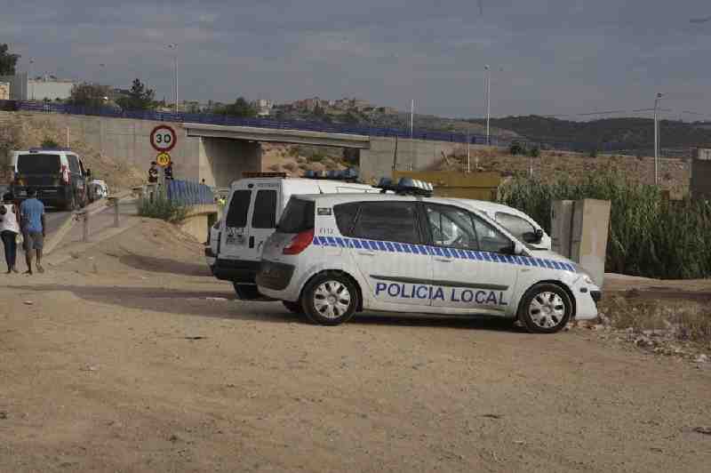 Derribadas las chabolas de inmigrantes instaladas en el cauce del Río de Oro
