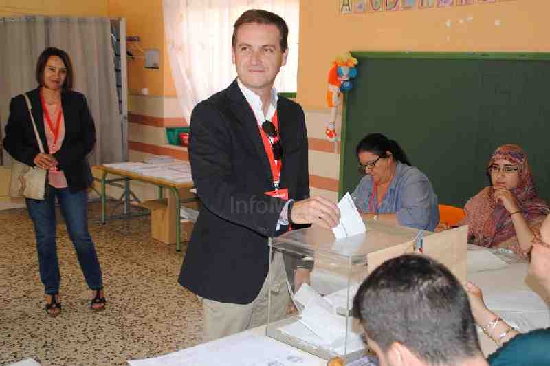 Escobar ha acudido a votar al mediodía