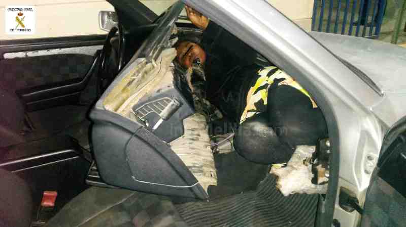 Hallan a dos subsaharianos ocultos en dobles fondos de un coche en Melilla