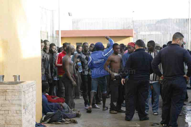Más de 300 inmigrantes salen del CETI de Melilla hacia la península en 2 días
