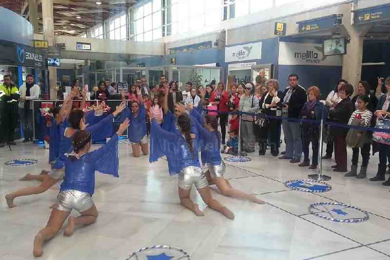 El aeropuerto de Melilla participa en un espectáculo navideño con bailes y villancicos en sus instalaciones