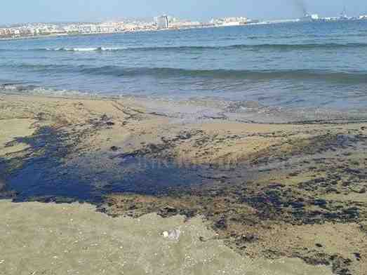 Una marea de combustible contaminó la Playa de la Hípica durante el pasado fin de semana