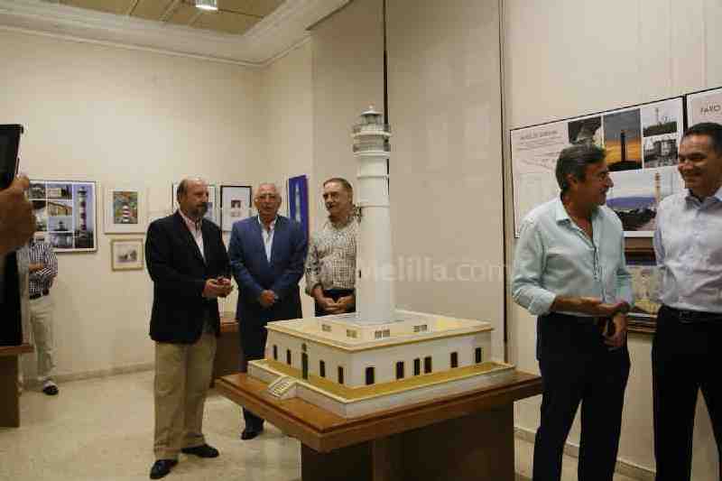 La exposición 'Faros, lo demás es oscuridad' consigue atraer a un millar de visitantes