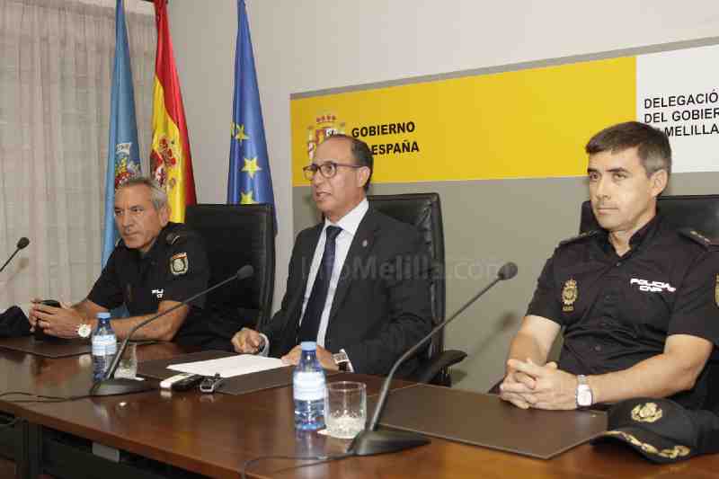 Abdelmalik El Barkani junto al jefe superior de la Policía Nacional y al jefe territorial de Operaci